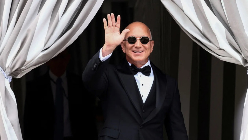 Основатель американского технологического гиганта Amazon Джефф Безос продал еще более 3,3 миллионов акций компании.