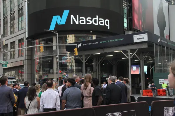 Фондовая биржа Nasdaq значительно опередила Нью-Йоркскую фондовую биржу (NYSE) по объемам первичных размещений акций в первом полугодии 2025 года за счет крупных IPO таких компаний, как CoreWeave и SailPoint.