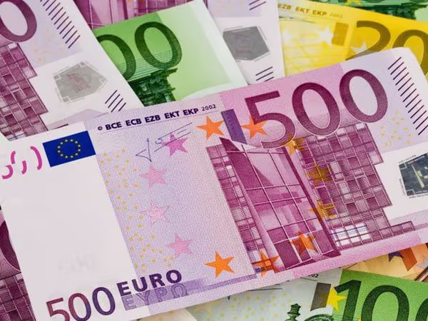 Курс євро у п'ятницю залишався практично незмінним, торгуючись трохи нижче позначки $1,18 у парі з доларом.