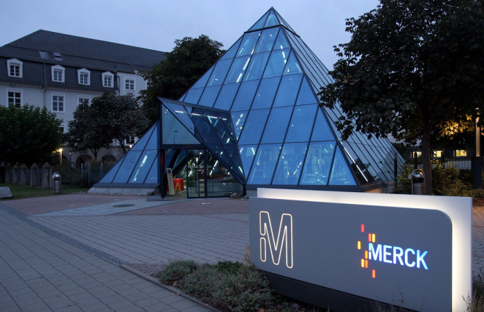 Американская фармацевтическая компания Merck, работающая за пределами США и Канады под брендом MSD, заключила окончательное соглашение о приобретении британской Verona Pharma — биофармацевтической компании, специализирующейся на разработке лекарства от заболеваний легких.► Читайте «Минфин» в Instagram: главные новости об инвестициях и финансахПодробностиСогласно сделке, Merck через дочернюю компанию приобретет Verona Pharma за $107 за одну американскую депозитарную акцию (ADS), каждая из которых представляет восемь обыкновенных акций Verona Pharma Общая стоимость сделки оценивается примерно в $10 млрд.