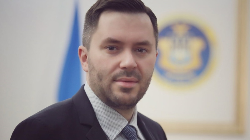 В оточенні президента Володимира Зеленського розглядають можливість повної заміни керівництва Національної комісії з цінних паперів та фондового ринку (НКЦПФР) на чолі з Русланом Магомедовим.