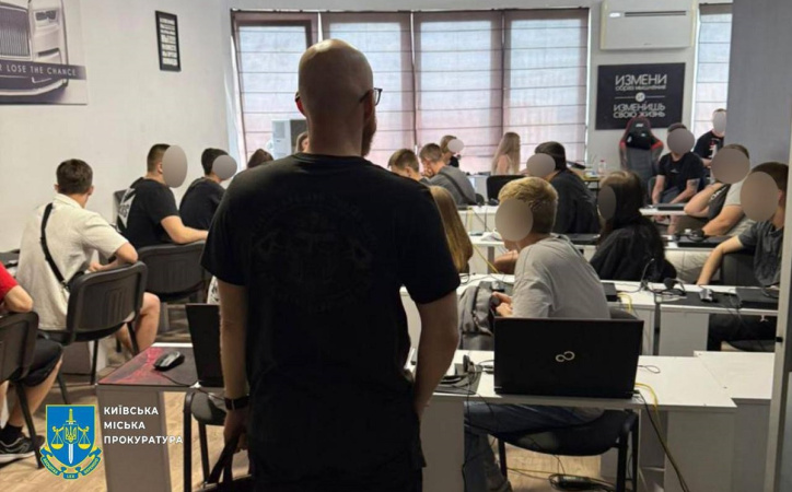 Київські правоохоронці провели масштабну операцію, в результаті якої припинено діяльність мережі шахрайських колцентрів, що спеціалізувалися на обмані громадян у сфері фінансових послуг.