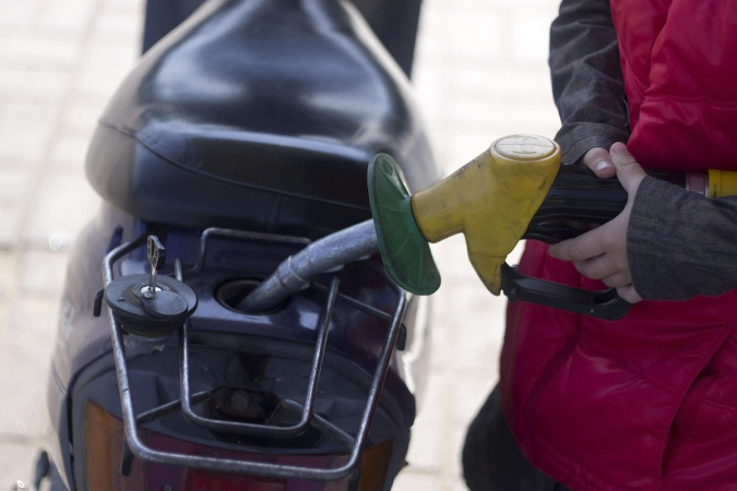 В первом полугодии 2025 года продажа топлива (бензин, дизель, автогаз) на заправочных станциях составила 3,62 млрд литров, что почти на 7% меньше, чем за аналогичный период 2024 года.