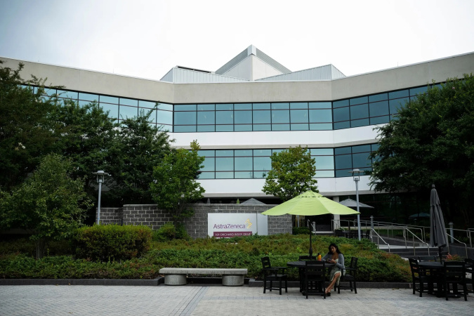 AstraZeneca Plc планирует инвестировать $50 миллиардов в США к 2030 году, став очередной европейской фармацевтической компанией, увеличивающей расходы в стране в преддверии потенциальных тарифов на импортные лекарства.