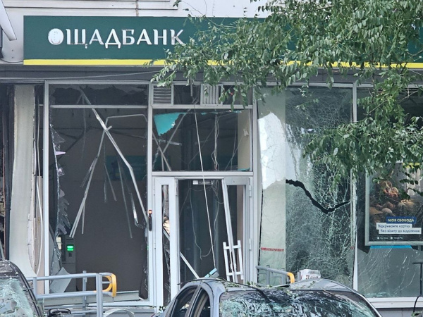 Одне з відділень Ощадбанку в Одесі було пошкоджено внаслідок нічного обстрілу російськими військами у вівторок, 22 липня.