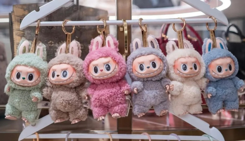 Світ сколихнула хвиля популярності іграшок-аксесуарів, абсолютним лідером серед яких став Labubu.