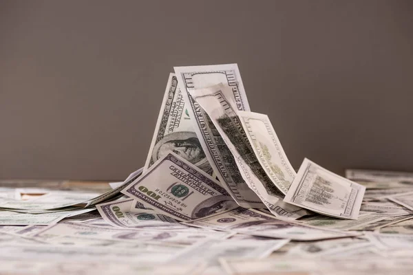 По итогам июня доля доллара США среди самых популярных валют для глобальных расчетов через SWIFT снизилась на 1 процентный пункт (п.