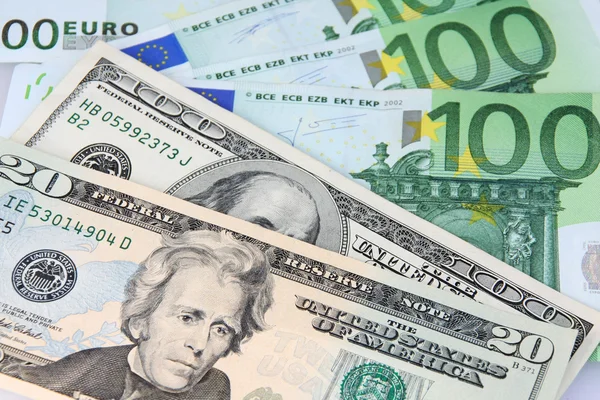 Объем наличной иностранной валюты, которую банки ввезли в Украину в июне 2025 года, составил $702 млн.