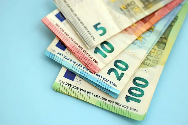 Євро зростає у понеділок, 28 липня, після оголошення рамкової торговельної угоди між Сполученими Штатами та Європейським Союзом, останньої з низки угод, спрямованих на запобігання глобальній торговельній війні.