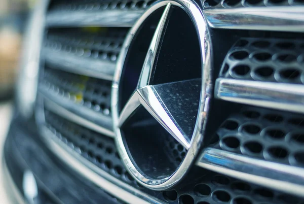 Німецька компанія Mercedes-Benz заявила про різке падіння піврічного прибутку — доходи автовиробника скоротилися більш ніж удвічі порівняно з аналогічним періодом минулого року через мита та слабкі продажі.