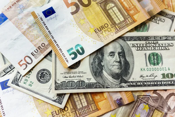 У вівторок, 5 серпня, на готівковому ринку середній курс долара втратив 5 копійок в купівлі і 1 копійку в продажу.