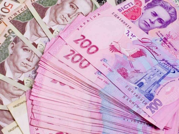 Курс гривны в парах с евро и долларом вырос.