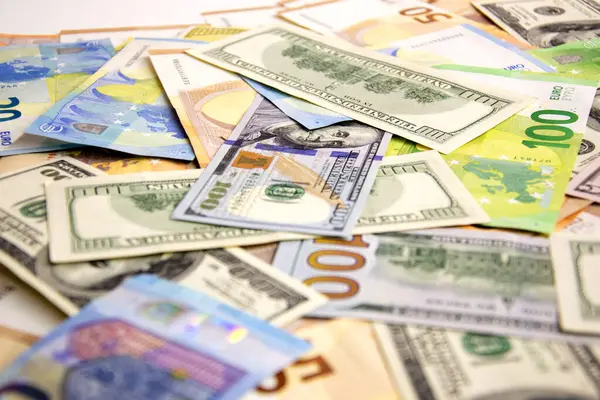 В среду, 6 августа, на наличном рынке средний курс доллара потерял 5 копеек в покупке и продаже.