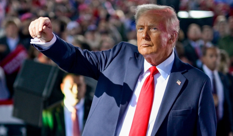 Администрация президента США Дональда Трампа рассматривает возможность введения дополнительных санкций против российского «теневого флота», если Владимир Путин не согласится на прекращение огня в Украине до пятницы.