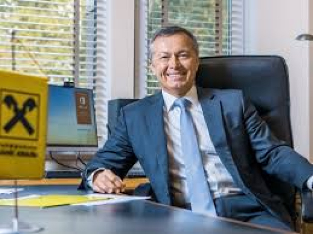 Председатель правления «Райфа» Александр Писарук, 60, уходит с должности после почти шести лет на ней.