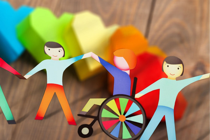 Приватбанк, Национальный банк Украины, общественная организация «Безбарьерность» и компания VISA совместно с другими банками разрабатывают гайд «Безбарьерность в сфере финансовых услуг: практический пособие».