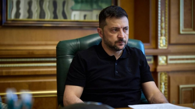 Президент Украины Владимир Зеленский провел длительную беседу с президентом США Дональдом Трампом и европейскими лидерами, по результатам которой поддержал предложение о проведении трехстороннего саммита для обсуждения мира.