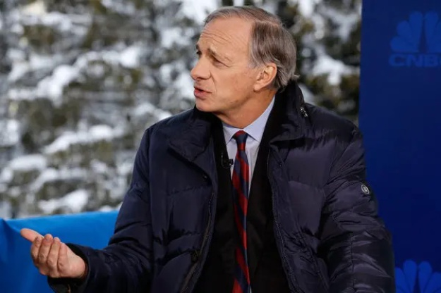 Американський хедж-фонд, заснований мільярдером Реєм Даліо в 1975 році, Bridgewater Associates позбавився всіх своїх активів на китайському ринку в другому кварталі 2025 року, пише Nikkei Asia.► Читайте сторінку «Мінфіну» у фейсбуці: головні фінансові новиниІнвестиційна компанія продала всі свої частки в 16 китайських компаніях, серед яких були Alibaba, Baidu, JD.com, PDD Holdings та інші, на загальну суму $1,4 млрд, випливає зі звітності організації.