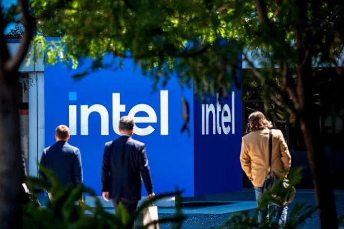 Белый дом ведет переговоры о приобретении около 10% акций Intel путем конвертации в акционерный капитал части или всех грантов компании, полученных в рамках закона США «о чипах и науке», передает Bloomberg со ссылкой на собеседников, знакомых с намерениями администрации президента США.► Читайте страницу «Минфина» в фейсбуке: главные финансовые новостиДеталиВозможные инвестиции федерального правительства оцениваются в $10,5 млрд, исходя из рыночной стоимости Intel, и могут сделать США крупнейшим акционером компании, отмечает агентство.
