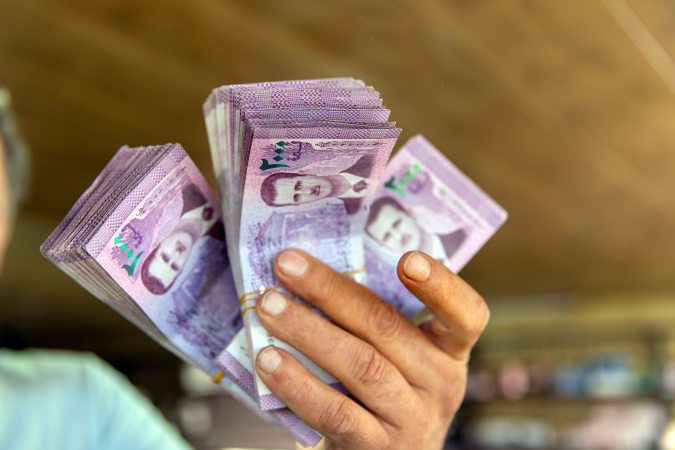 Сирия намерена выпустить новые банкноты, убрав два нуля из номиналов, чтобы восстановить доверие к резко обесценившемуся сирийскому фунту.