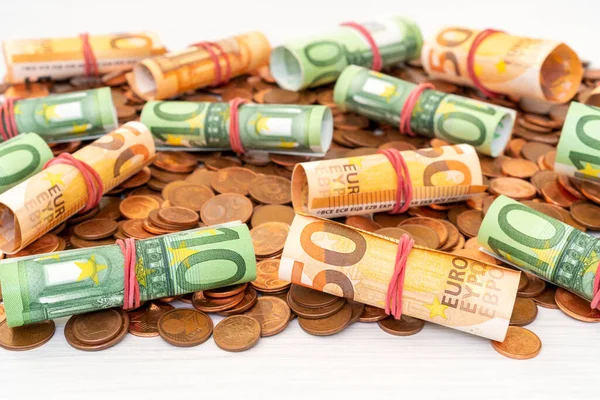 У вівторок, 26 серпня, на готівковому ринку середній курс долара додав 3 копійки у купівлі та 2 копійки у продажу.