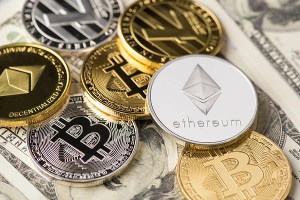 Чиновники с каждым годом все активнее декларируют криптовалюту.