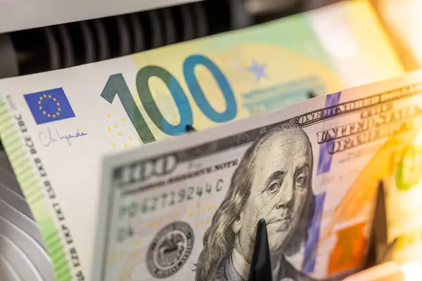 В среду, 27 августа, на наличном рынке средний курс доллара потерял 3 копейки в покупке и 8 копеек в продаже.