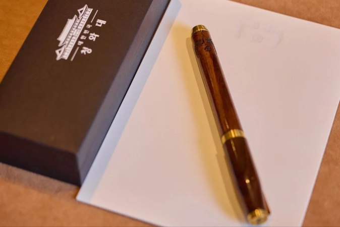 Котирування південнокорейського виробника канцелярських товарів MonAmi злетіли після того, як президент США Дональд Трамп під час зустрічі у Білому домі з президентом Південної Кореї Лі Чже Меном похвалив ручку співрозмовника, пише Bloomberg.► Читайте сторінку «Мінфіну» у фейсбуці: головні фінансові новиниЗа підсумками торгів у вівторок, 26 серпня, акції зросли в ціні на 29,92%, до 2575 південнокорейських вон ($1,84), а в середу, 27 серпня, додали ще 5,83% і завершили торги на позначці 2725 вон ($1,95).