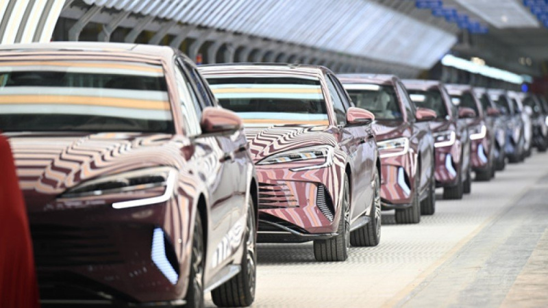 Китайський гігант BYD, найбільший у світі виробник електромобілів, повідомив про перше за понад три роки квартальне падіння прибутку.