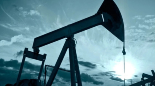 Ціни на нафту у понеділок торгувалися у вузькому діапазоні, оскільки занепокоєння щодо зростання світового видобутку та впливу американських мит на попит врівноважували ризики перебоїв у постачанні, пов'язані з посиленням атак на енергетичну інфраструктуру росії.