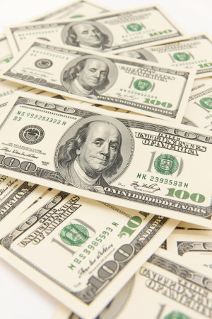 Доллар США в понедельник, 1 сентября, упал до пятинедельного минимума, поскольку инвесторы ожидают ряд важных отчетов с американского рынка труда, которые могут укрепить ожидания относительно снижения процентных ставок Федеральной резервной системой (ФРС).