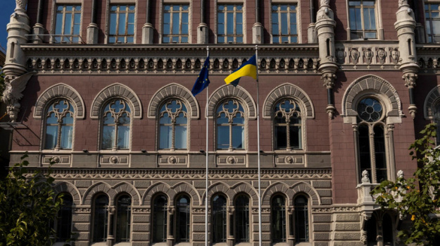 Национальный банк Украины утвердил ряд изменений, четко разграничивающих услугу эквайринга от денежных переводов, и обновил правила авторизации и валютного лицензирования для участников платежного рынка.