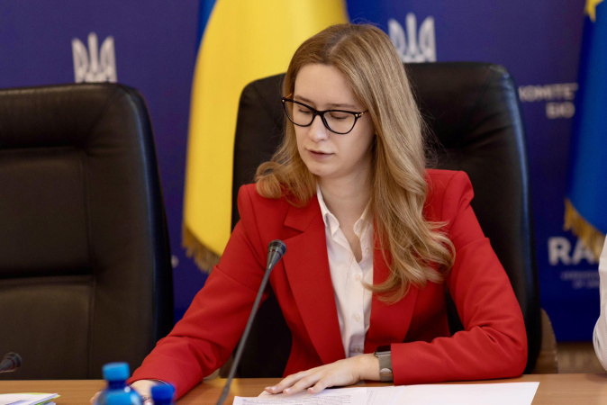 Правительство сознательно размещает облигации внутреннего государственного займа (ОВГЗ) в меньших объемах, чем было запланировано, поскольку стабильное перевыполнение доходной части бюджета позволяет ориентироваться только на насущные потребности в финансировании расходов.