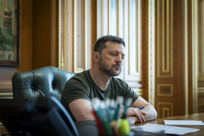 Президент України Володимир Зеленський підписав закон, який вносить зміни до Податкового кодексу щодо встановлення квартальної форми єдиної звітності з ПДФО, ВЗ та ЄСВ для ФОПів.