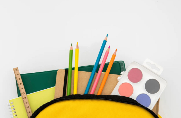 Державну програму «Пакунок школяра» планують розширити — вона буде охоплювати не лише канцелярію, дитячий одяг та взуття, а й книги.