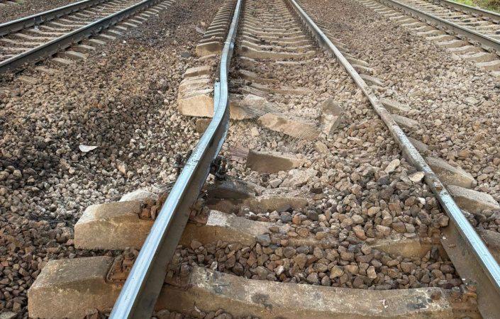 Внаслідок ворожого обстрілу залізничної інфраструктури 3 вересня в Кіровоградській області низка поїздів відправились в обʼїзд пошкодженої ділянки, що спричинить затримки цих рейсів до 7 годин.