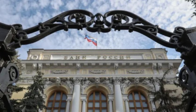 Центральный банк россии в своем основном трехлетнем прогнозе представил «рисковый» сценарий, который предусматривает падение ВВП на 5−6% в течение двух лет в случае усиления международных санкций и обвала цен на нефть до $35 за баррель.