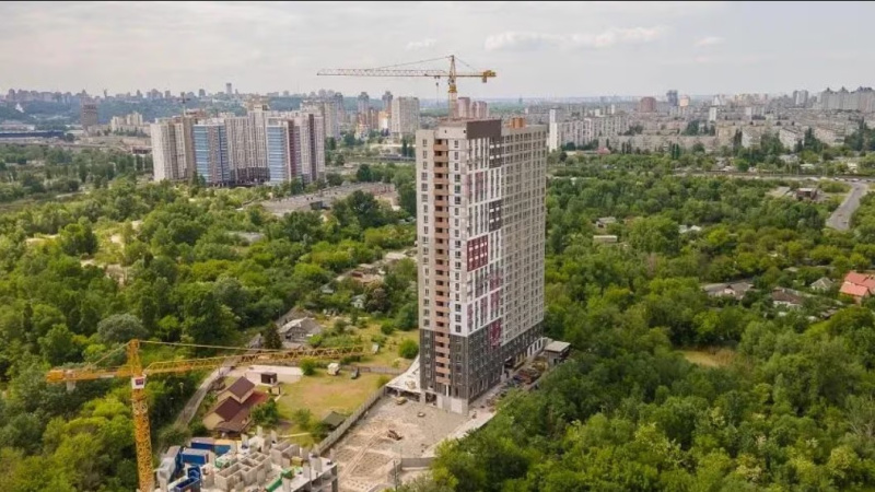 Кроме банковских кредитов (среди которых, в частности, и льготная государственная «єОселя»), есть еще один способ купить жилье в новостройке «без денег» и сразу.