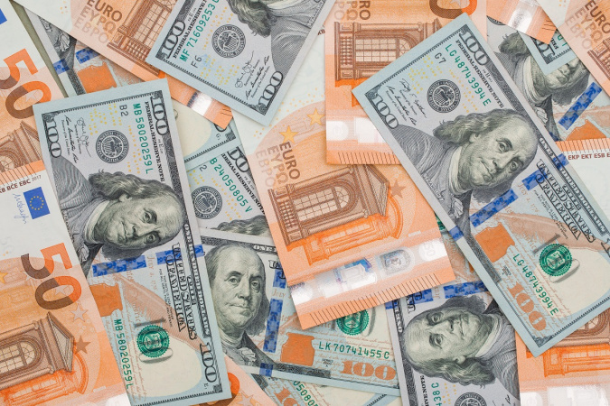 К закрытию межбанка 4 сентября курс доллара снизился на 5 копеек в покупке и в продаже.