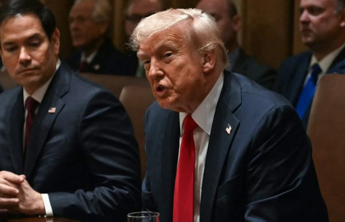 Президент США Дональд Трамп в ходе переговоров с европейскими лидерами заявил, что Европа должна перестать покупать российскую нефть, поскольку это помогает финансировать войну рф против Украины.