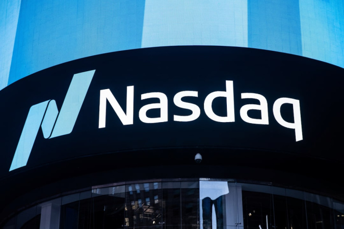 Американская фондовая биржа Nasdaq усиливает надзор за публичными компаниями, которые привлекают капитал для накопления криптовалют в своих корпоративных резервах.