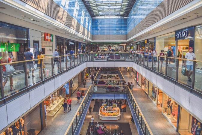 В августе 2025 года общее время простоя торговых центров (ТЦ) из-за воздушных тревог снизилось.