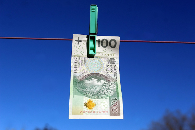 Польские акции и национальная валюта снизились после того, как страна сбила несколько российских беспилотников, пересекших ее территорию минувшей ночью.