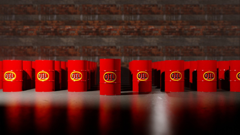 Цены на нефть демонстрируют незначительное снижение на фоне признаков более слабого спроса в США и растущих рисков избытка предложения.