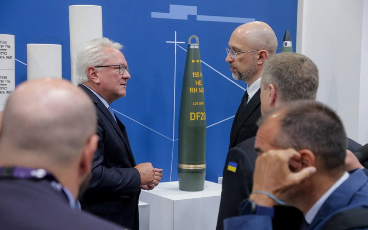Під час міжнародної виставки озброєнь DSEI у Лондоні, міністр оборони України Денис Шмигаль провів зустріч із керівником німецького оборонного концерну Rheinmetall AG Арміном Паппергером.