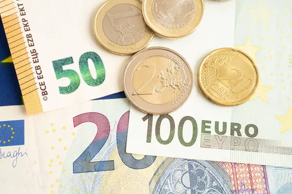 Евро приблизился к самому высокому уровню за четыре года, поскольку трейдеры готовятся к снижению процентной ставки ФРС, передает Bloomberg.► Читайте страницу «Минфина» в фейсбуке: главные финансовые новостиЧто с курсом евроВо вторник единая валюта ЕС достигла максимума с 3 июля, прибавив 0,3% и достигнув $1,1791.