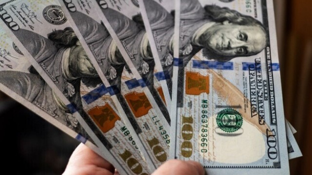 Иностранные инвесторы, вкладывающие средства в американские активы, начали в беспрецедентных масштабах страховать (хеджировать) свои позиции от падения доллара.