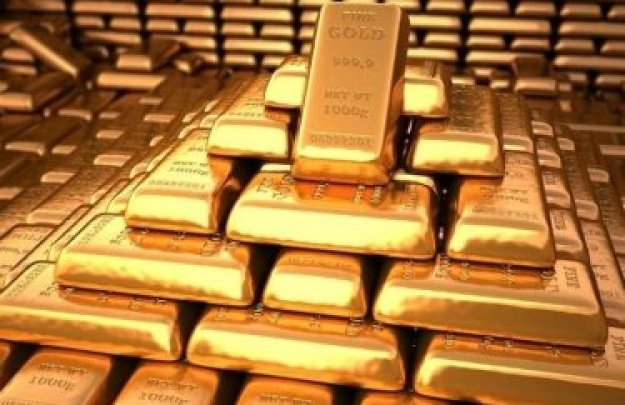 Deutsche Bank повысил прогноз средней цены на золото на 2026 год на $300 до $4.000 за унцию, объяснив это сильным спросом на драгметалл со стороны центробанков, возможным ослаблением доллара и возобновлением цикла смягчения денежно-кредитной политики ФРС, пишет Reuters.► Читайте страницу «Минфина» в фейсбуке: главные финансовые новостиПересмотрев вверх свой апрельский прогноз в $3.700 за унцию, инвестиционный банк учел ряд факторов, в частности понижательные риски для базового сценария ФРС, предполагающего паузу в изменении процентной ставки в 2026 году после трех снижений в 2025-м.