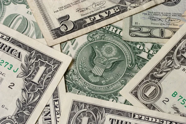 В четверг, 18 сентября, на наличном рынке средний курс доллара не изменился в покупке и прибавил 5 копеек в продаже.