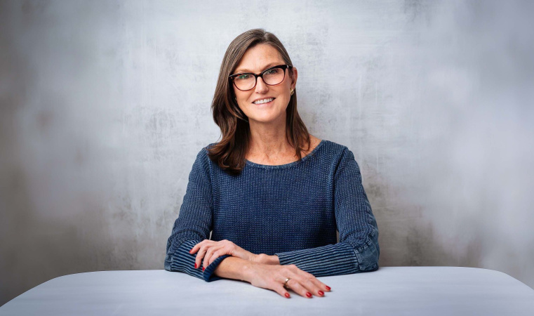 Відома американська інвесторка Кеті Вуд та група інвесторів з Абу-Дабі вкладають $300 мільйонів у публічну футбольну холдингову компанію Brera Holdings, яка оголосила про початок накопичення криптовалюти Solana (SOL) у своїх корпоративних резервах.